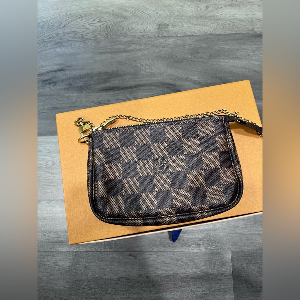 Authentic🤎Louis Vuitton mini pochette.Damier Ebene.N58009